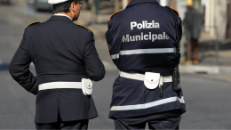 Trappola davanti alla scuola: vigili mentono, multe a raffica. Genitori usati come bancomat