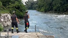 Ritrovato il cellulare di una 25enne sulle rive dell’Adda: si cerca ovunque tra acqua e vegetazione