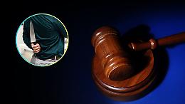 Ha colpito il padre per difendere la madre. La procura accusa: “Delitto premeditato”