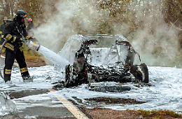 Auto elettrica prende fuoco: l'intervento dei vigili evita il peggio