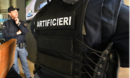 Allarme bomba in centro: evacuate venti persone per un pacco sospetto