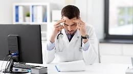 Sanità sotto stress, l’allarme dei medici: “Visite troppo brevi, aumentano i rischi per i pazienti”
