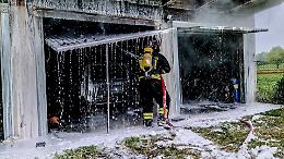 Paura all’alba a Chivasso: incendio devasta quattro garage (FOTO)