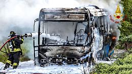 Volpiano, bus in fiamme alle 8 del mattino