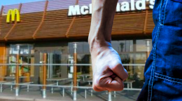 Lite al McDonald’s di Settimo Torinese: bastonate nel dehors tra colleghi