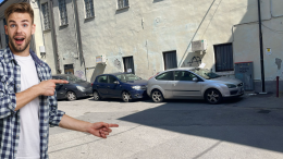 Sacchetti dell'immondizia davanti alla sede del Pd per protesta