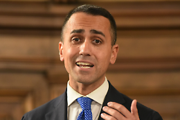 Riarmo, sondaggi e bufale green: il delirio degli “europeisti fino al midollo”