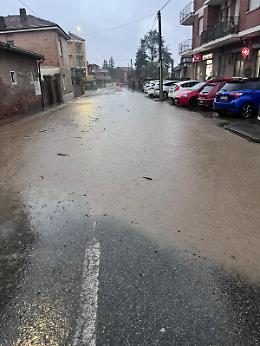Il Canavese e il Chivassese affondano sotto l’acqua: salvate due persone, strade come fiumi, esondazioni a raffica (VIDEO)