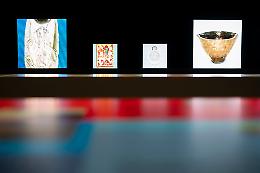 Musei che non esistono, piante digitali e auto senzienti: l’arte sfida il reale