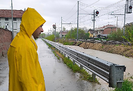 Alluvione a Montanaro: la mantellina gialla dell'assessore Pellegrino non basta a fermare l'acqua