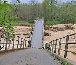 Elvo in piena, crolla il ponte: tragedia sfiorata nel Biellese