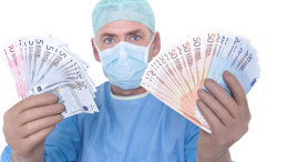 Medici se c'è il bancomat. Le verità a tripla firma non fanno una sanità più giusta