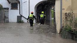 Trappola d’acqua nel Vercellese: salvati in extremis quattro residenti e i loro amici a quattro zampe