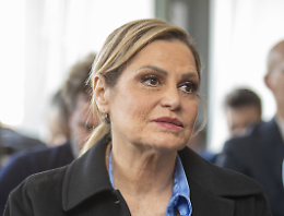 Simona Ventura torna all’Isola dei famosi. Ma stavolta comanda da seduta
