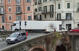 Ivrea ostaggio dei TIR: città nel caos. De Stefano: "Non c'è stata un'informazione adeguata!"