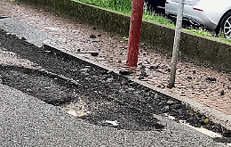 Piove, le strade crollano, ma il Comune disegna arcobaleni