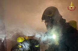 Fumo e fiamme nella notte: salvate tre persone e due gatti intrappolati in casa
