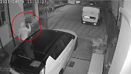 Ladro beccato dalla telecamera scappa e fa il dito medio