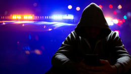 Terrore nella notte: assalto a bastonate, devastati un bar, una tabaccheria e due auto