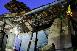 Boato nella notte, crolla una casa sotto la pioggia