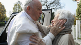 “Meno male che non ti sei rotta la testa”: l’ultima telefonata tra Papa Francesco e la cugina Carla