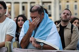 Ecco il testamento di Papa Francesco. I fedeli pregano in piazza San Pietro: le foto
