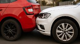 Tamponano le auto e poi chiedono un risarcimento: ritorna il tentativo di truffa