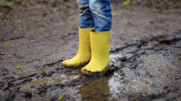 Attraversa a piedi la frana ogni giorno per portare il figlio a scuola: l'odissea di un papà (VIDEO)