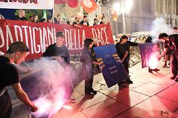 Manganellate, insulti e bandiere negate: il 25 Aprile di Torino va in frantumi