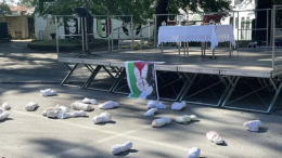 Bimbi insanguinati per terra durante il 25 Aprile.