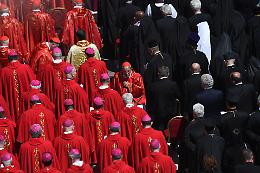Il rosso e il nero: a San Pietro la geografia del potere tra veli, rose e droni