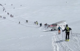 Aereo da turismo atterra sul ghiacciaio tra decine di scialpinisti (VIDEO)