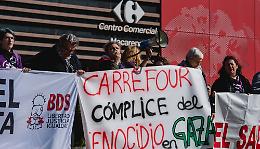 Ivrea, protesta in corso davanti al Carrefour: "Boicottiamo i complici del genocidio in Palestina"