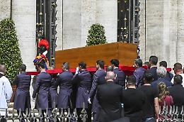 Una rosa bianca per Papa Francesco: a Santa Maria Maggiore fedeli in coda dalle 7