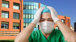 Dramma in ospedale: medico aggredito da una donna disperata