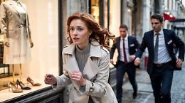 Fingeva di voler pagare e poi scappava. Donna fermata con migliaia di euro di merce di lusso