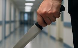  Follia al pronto soccorso: donna brandisce un coltello contro il medico che aveva tentato di salvare il compagno