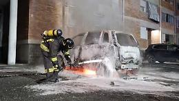 Auto a Gpl prende fuoco nella notte: paura nel cortile condominiale