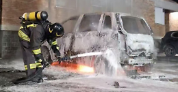  San Benigno, auto in fiamme sulla Provinciale: illeso il conducente, strada chiusa per ore