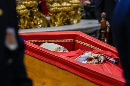Scuole obbligate al minuto di silenzio per papa Francesco: scoppia la polemica