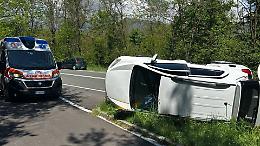Schianto tra due auto sulla provinciale della Mandria: vettura ribaltata e tre feriti, paura tra le famiglie in gita