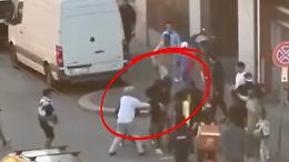 Maxi rissa in strada: calci, pugni e uno skateboard usato come spranga (VIDEO)