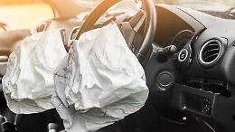 Incidente all’incrocio: auto distrutte, semaforo quasi abbattuto