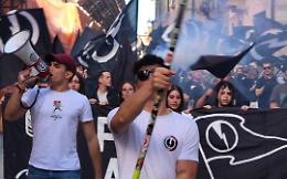 Fumogeni e striscioni davanti a Mirafiori: il Blocco Studentesco contro lo sfruttamento degli studenti