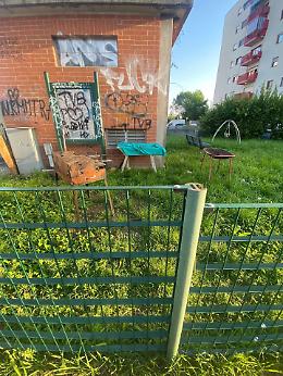 Vandali scatenati devastano il parco giochi: residenti esasperati