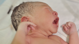 Partorisce in bagno e il neonato finisce nel water. La madre: “Non sapevo di essere incinta”
