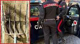 Terrore in strada: 48enne armato di forcone ferisce tre persone e aggredisce i carabinieri