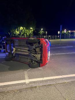 Donna in stato d'ebbrezza si ribalta in auto. Incidente nella notte a Settimo Torinese (FOTO)