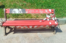 Vandali a Leini: distrutta la panchina rossa simbolo contro la violenza di genere 