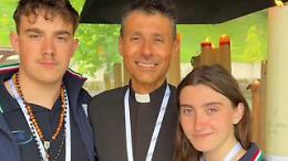 Don Luca accompagna i giovani a Lourdes: un messaggio di speranza e amore (VIDEO)